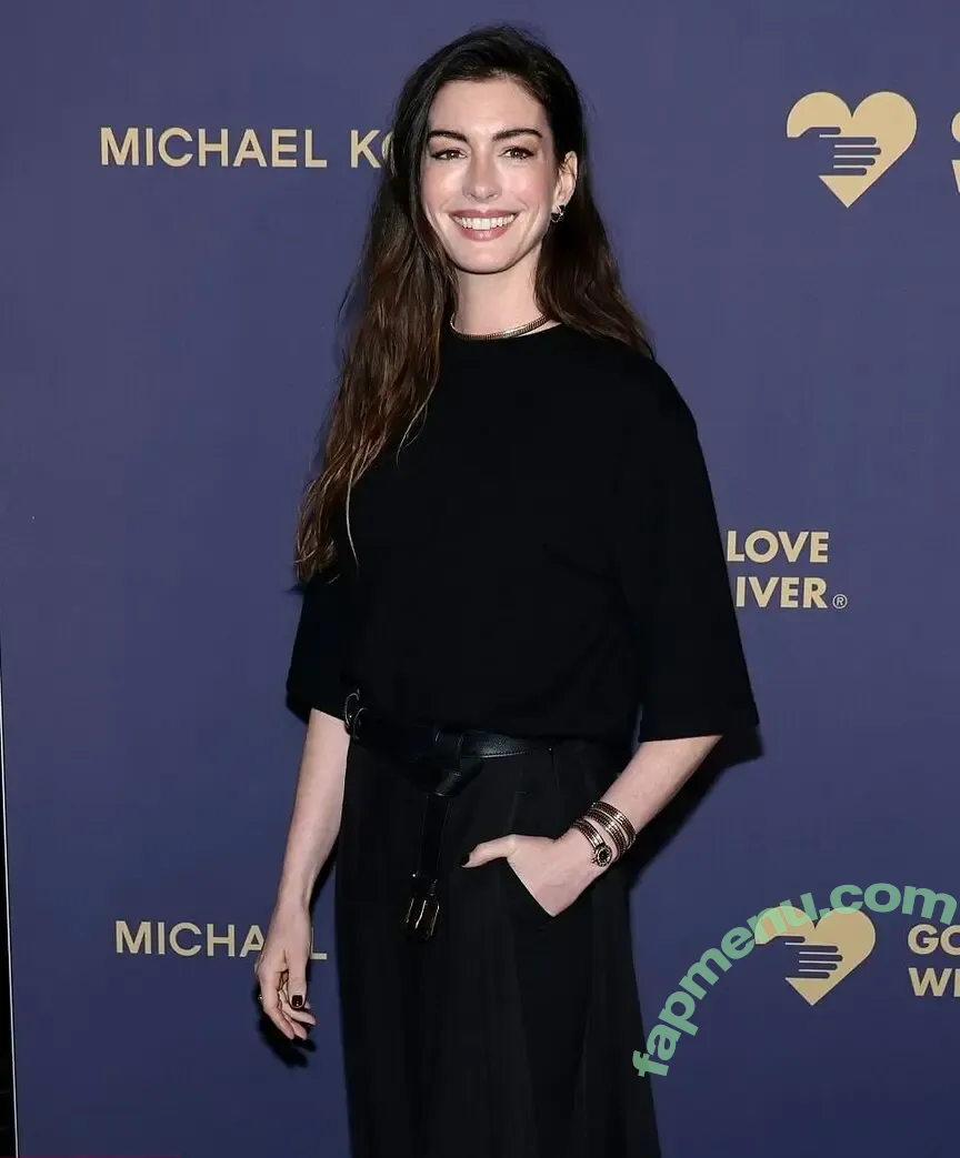 Anne Hathaway nude photo #2586 (ahathawaynews / annehathaway / heatherannie)