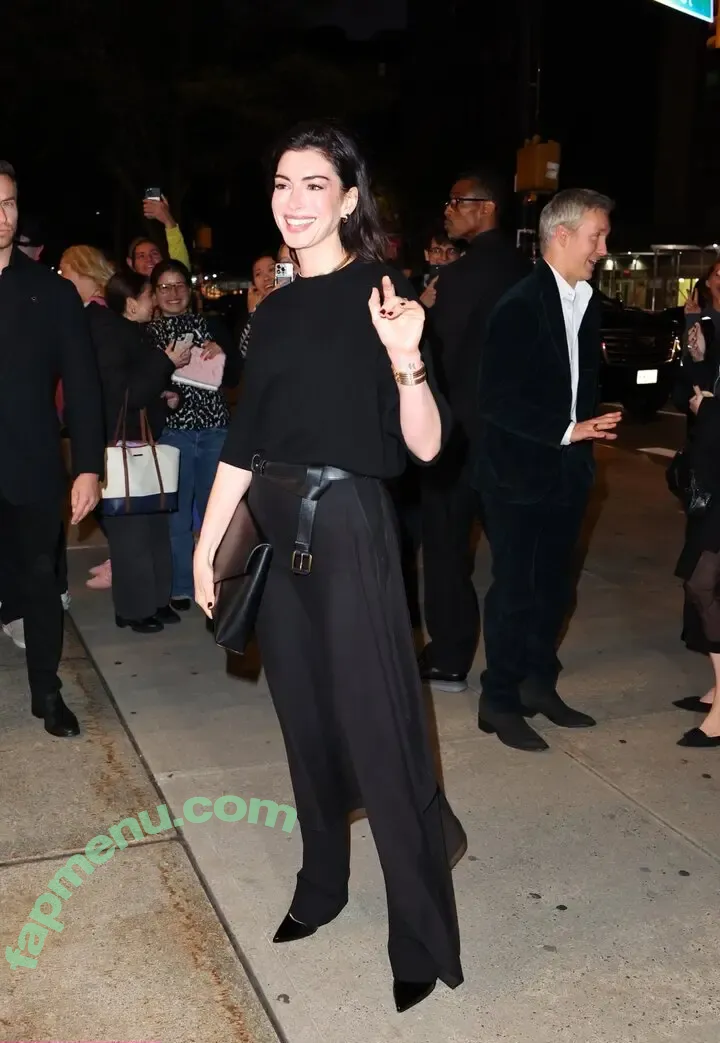 Anne Hathaway nude photo #2590 (ahathawaynews / annehathaway / heatherannie)