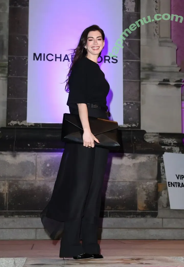 Anne Hathaway nude photo #2591 (ahathawaynews / annehathaway / heatherannie)