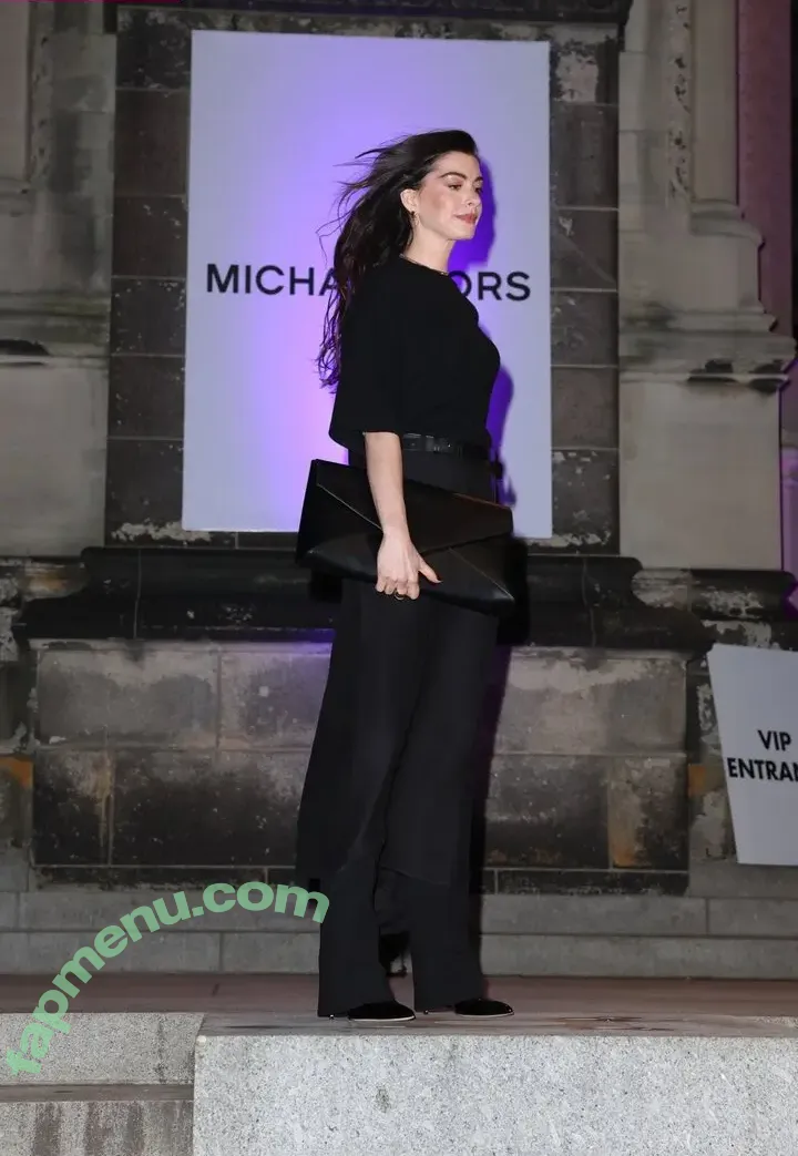 Anne Hathaway nude photo #2592 (ahathawaynews / annehathaway / heatherannie)