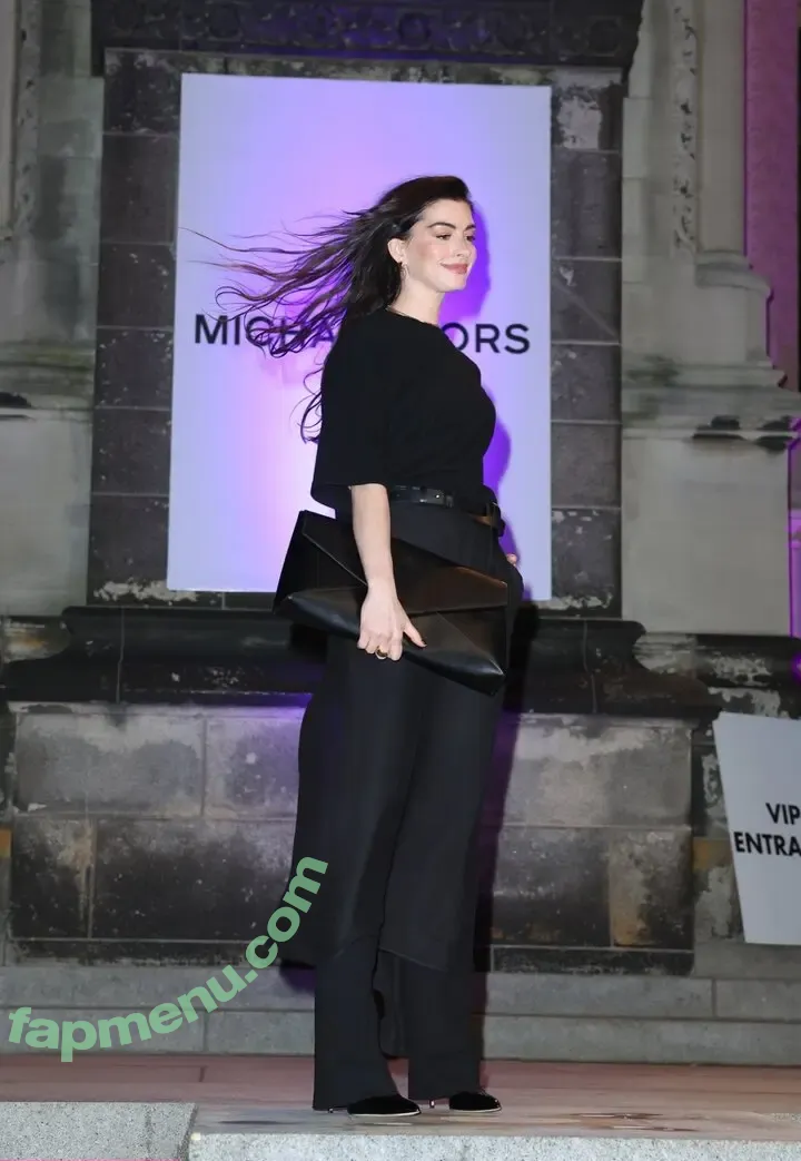 Anne Hathaway nude photo #2595 (ahathawaynews / annehathaway / heatherannie)