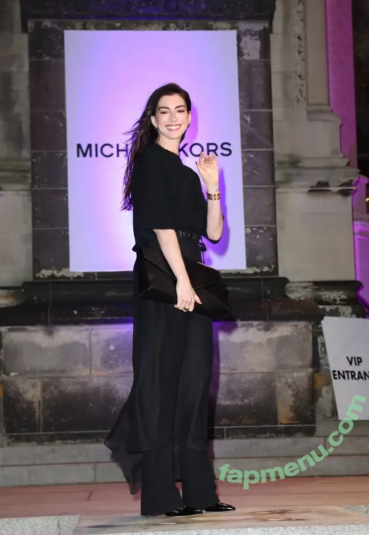 Anne Hathaway nude photo #2596 (ahathawaynews / annehathaway / heatherannie)