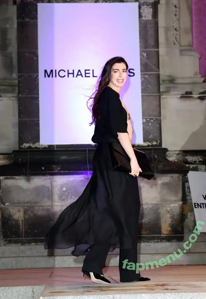 Anne Hathaway nude photo #2597 (ahathawaynews / annehathaway / heatherannie)