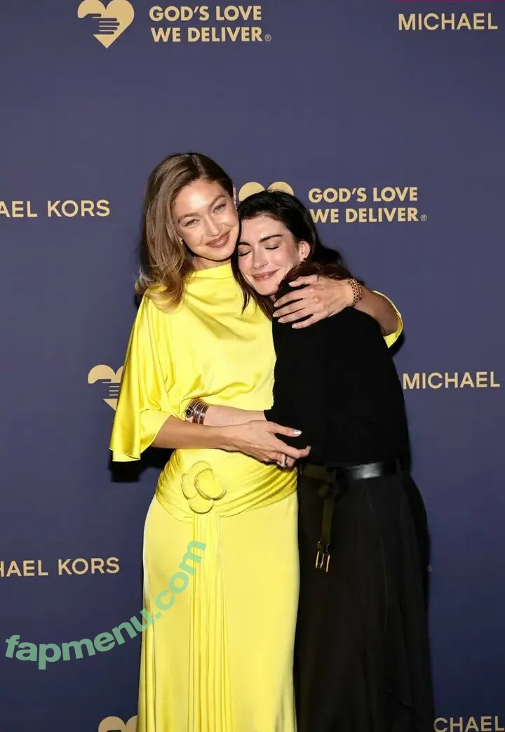 Anne Hathaway nude photo #2598 (ahathawaynews / annehathaway / heatherannie)