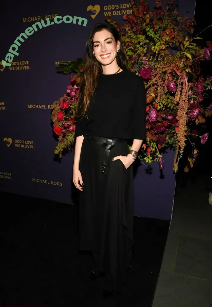 Anne Hathaway nude photo #2599 (ahathawaynews / annehathaway / heatherannie)