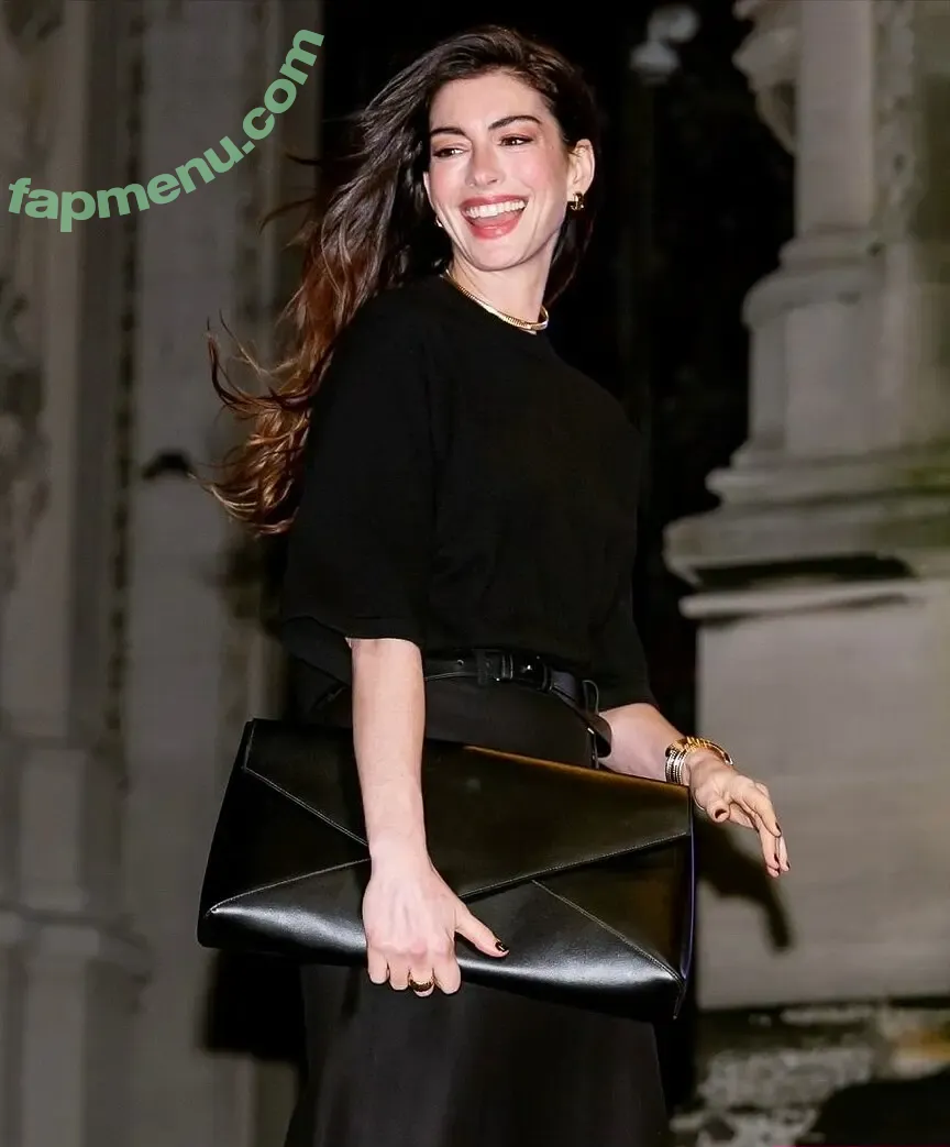 Anne Hathaway nude photo #2601 (ahathawaynews / annehathaway / heatherannie)