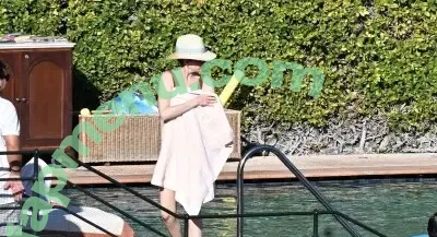 Anne Hathaway nude photo #2603 (ahathawaynews / annehathaway / heatherannie)