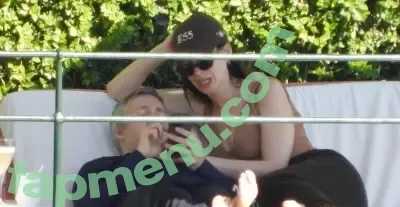 Anne Hathaway nude photo #2611 (ahathawaynews / annehathaway / heatherannie)