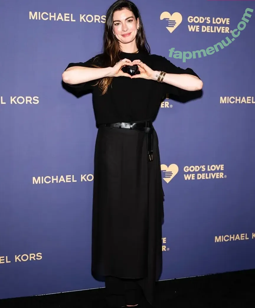 Anne Hathaway nude photo #2617 (ahathawaynews / annehathaway / heatherannie)