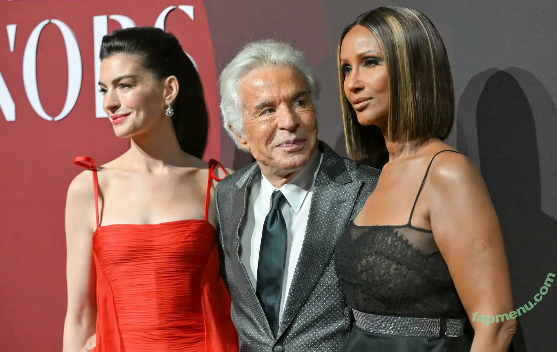 Anne Hathaway nude photo #2622 (ahathawaynews / annehathaway / heatherannie)