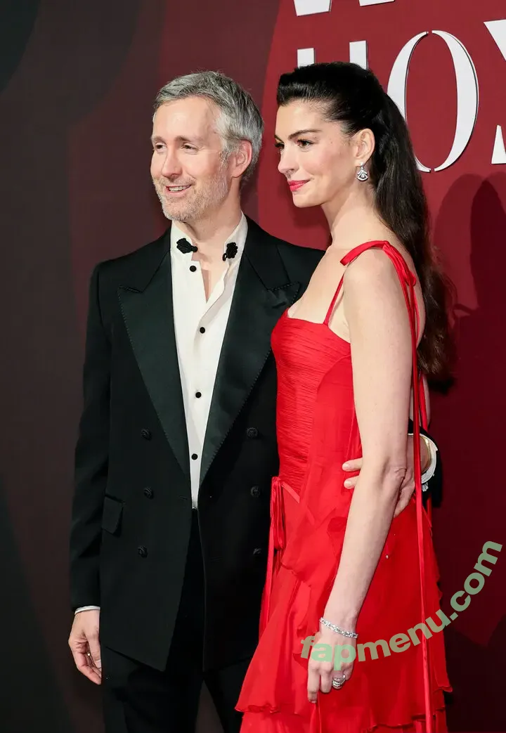 Anne Hathaway nude photo #2631 (ahathawaynews / annehathaway / heatherannie)