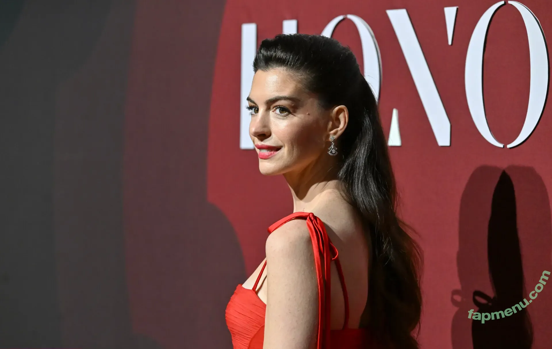 Anne Hathaway nude photo #2636 (ahathawaynews / annehathaway / heatherannie)