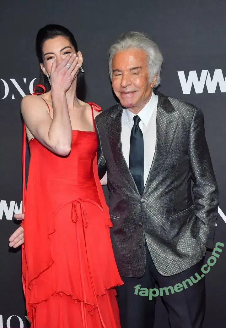 Anne Hathaway nude photo #2642 (ahathawaynews / annehathaway / heatherannie)