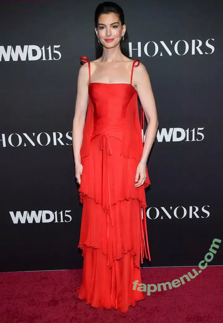 Anne Hathaway nude photo #2644 (ahathawaynews / annehathaway / heatherannie)