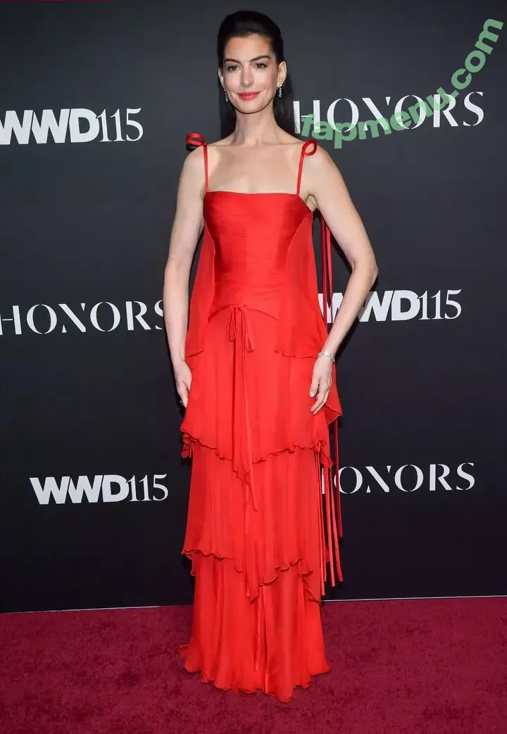 Anne Hathaway nude photo #2645 (ahathawaynews / annehathaway / heatherannie)