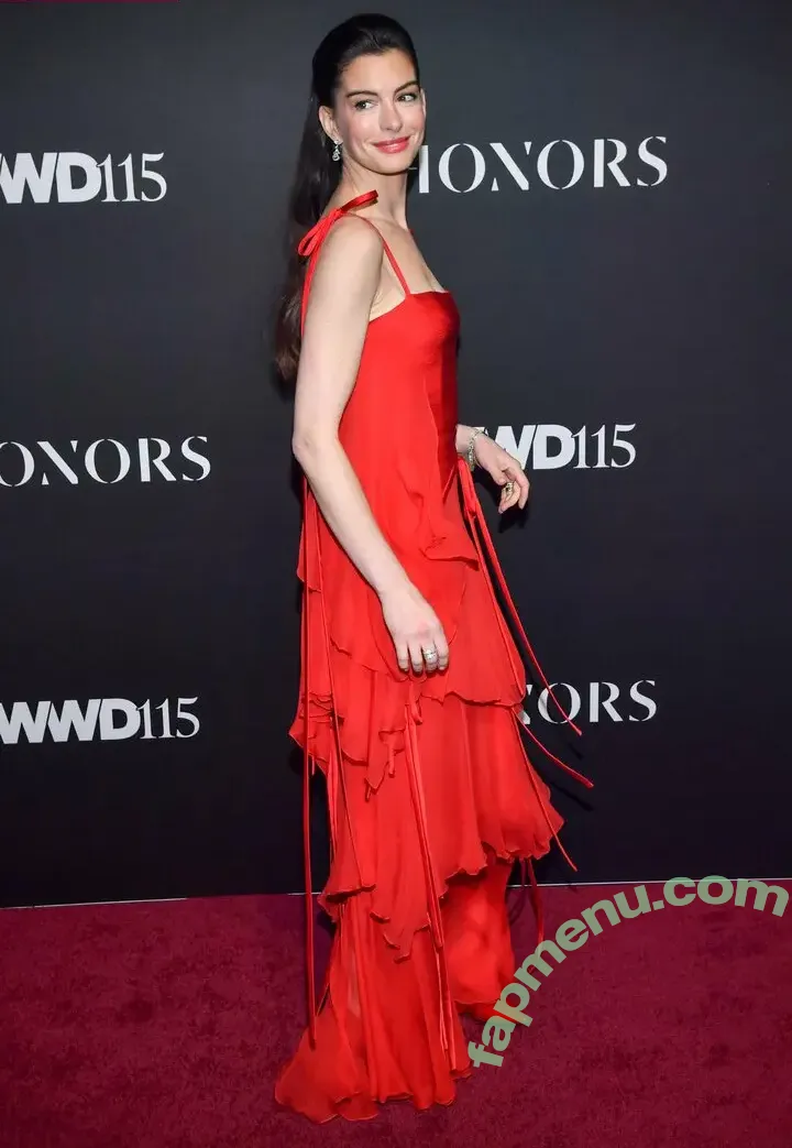 Anne Hathaway nude photo #2647 (ahathawaynews / annehathaway / heatherannie)