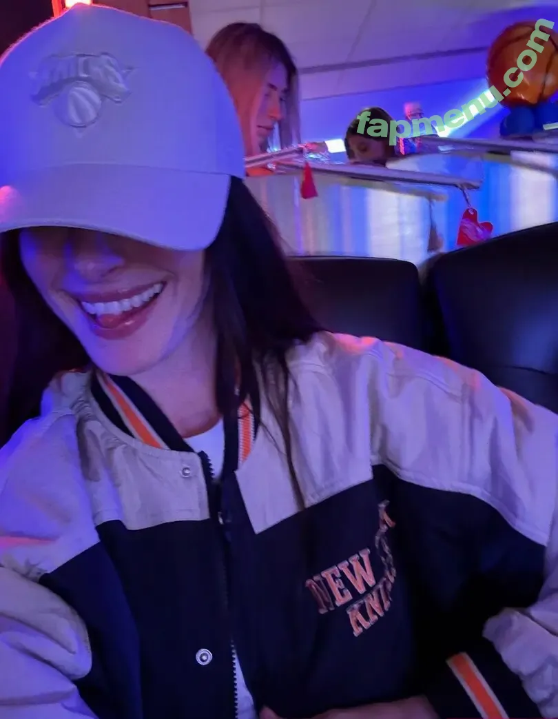 Anne Hathaway nude photo #2651 (ahathawaynews / annehathaway / heatherannie)