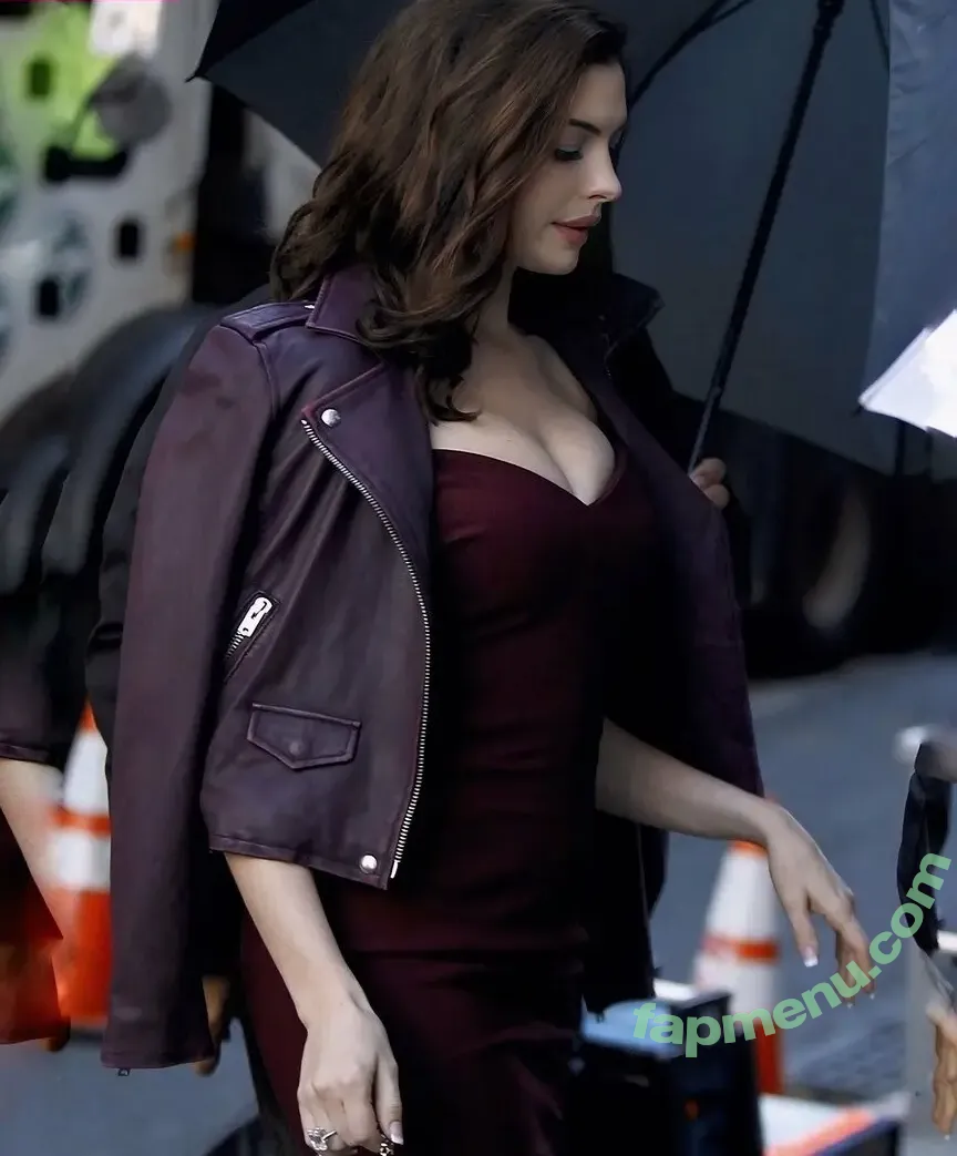 Anne Hathaway nude photo #2652 (ahathawaynews / annehathaway / heatherannie)