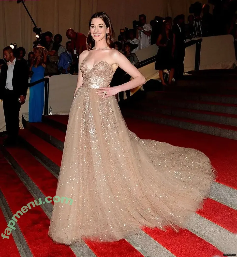Anne Hathaway nude photo #2656 (ahathawaynews / annehathaway / heatherannie)