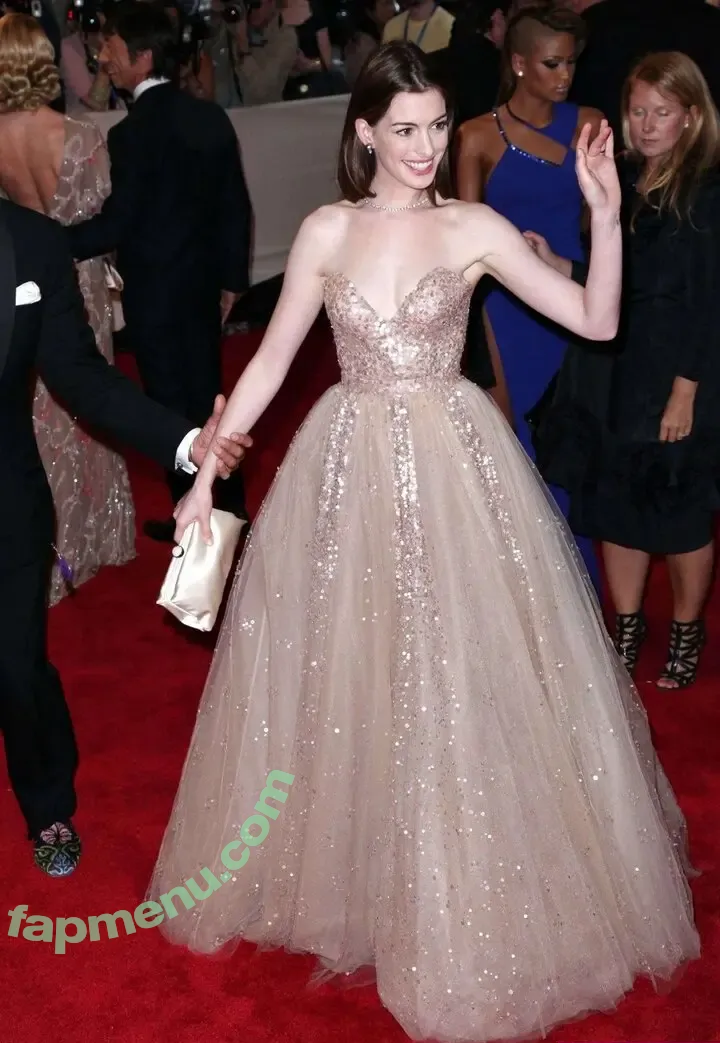 Anne Hathaway nude photo #2662 (ahathawaynews / annehathaway / heatherannie)