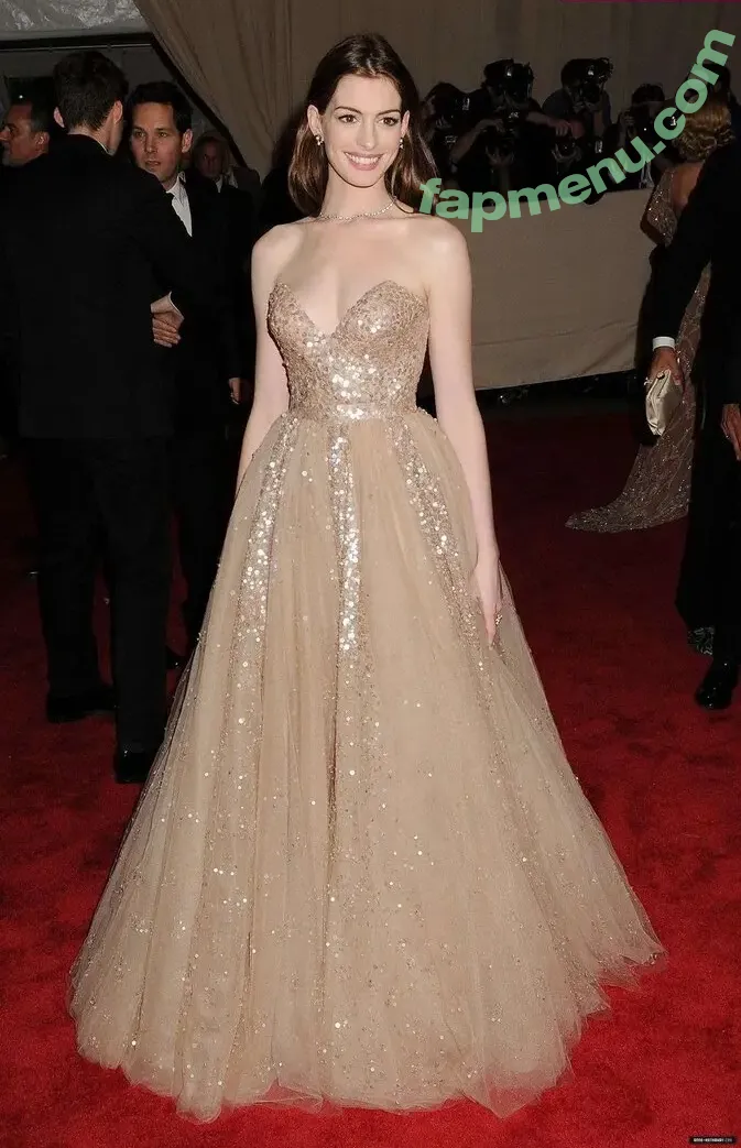 Anne Hathaway nude photo #2664 (ahathawaynews / annehathaway / heatherannie)