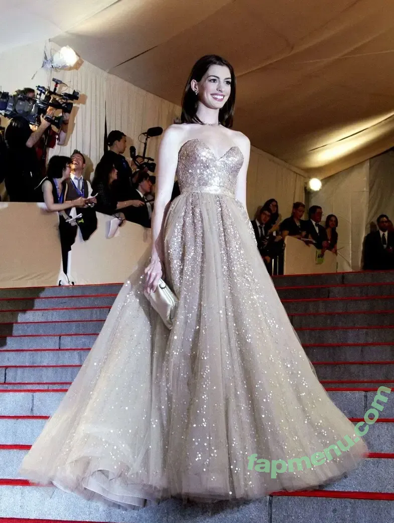 Anne Hathaway nude photo #2667 (ahathawaynews / annehathaway / heatherannie)