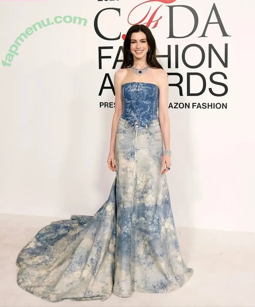 Anne Hathaway nude photo #2676 (ahathawaynews / annehathaway / heatherannie)