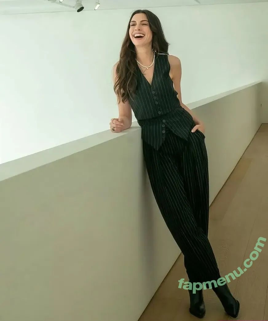 Anne Hathaway nude photo #2679 (ahathawaynews / annehathaway / heatherannie)