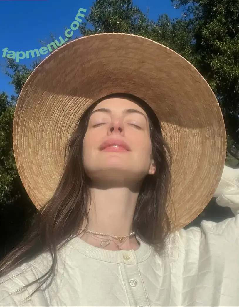 Anne Hathaway nude photo #2706 (ahathawaynews / annehathaway / heatherannie)