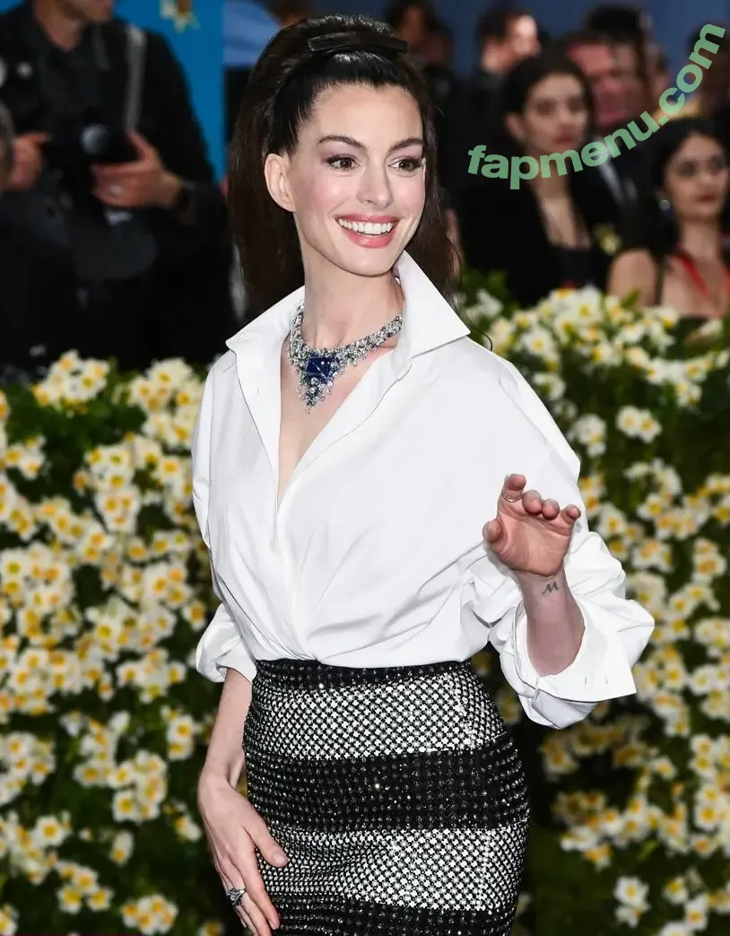 Anne Hathaway nude photo #2710 (ahathawaynews / annehathaway / heatherannie)