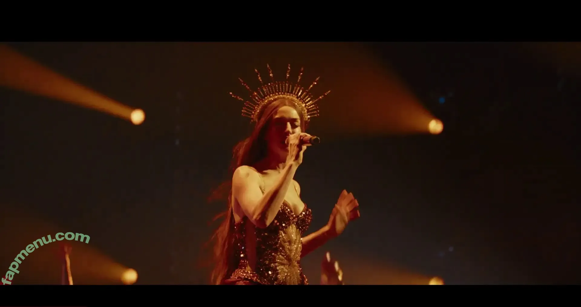 Anne Hathaway nude photo #2713 (ahathawaynews / annehathaway / heatherannie)