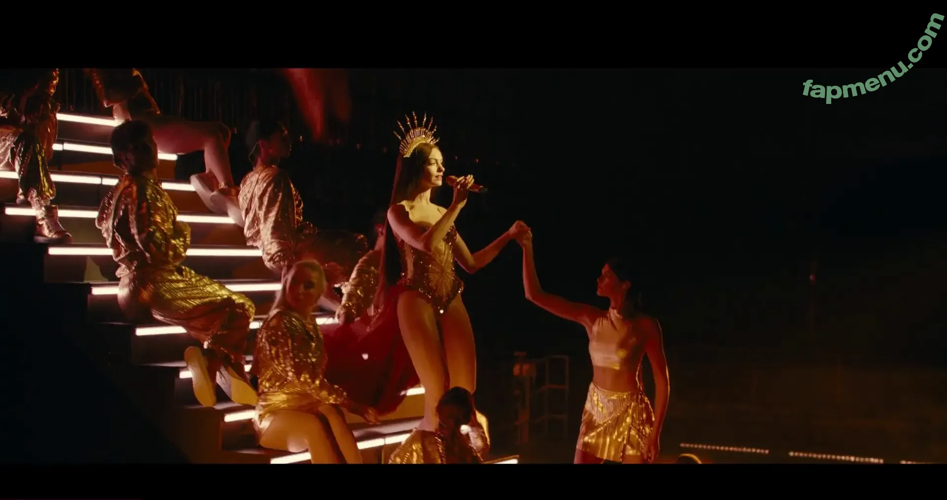 Anne Hathaway nude photo #2714 (ahathawaynews / annehathaway / heatherannie)