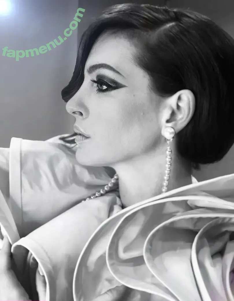 Anne Hathaway nude photo #2720 (ahathawaynews / annehathaway / heatherannie)