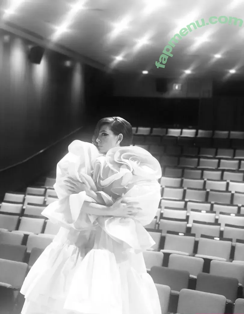 Anne Hathaway nude photo #2722 (ahathawaynews / annehathaway / heatherannie)