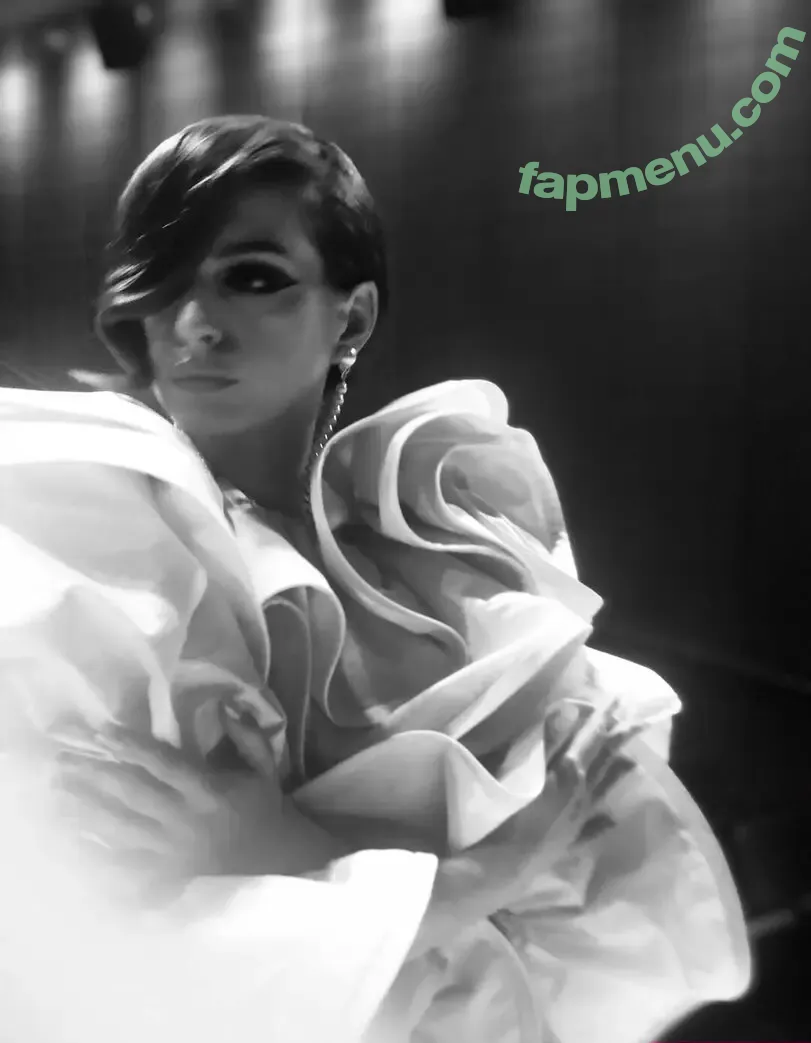 Anne Hathaway nude photo #2723 (ahathawaynews / annehathaway / heatherannie)