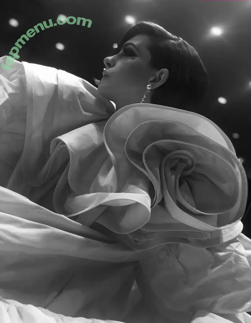 Anne Hathaway nude photo #2724 (ahathawaynews / annehathaway / heatherannie)