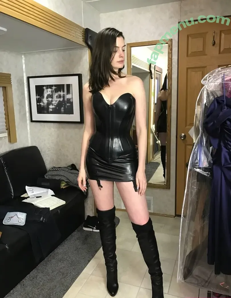 Anne Hathaway nude photo #2731 (ahathawaynews / annehathaway / heatherannie)