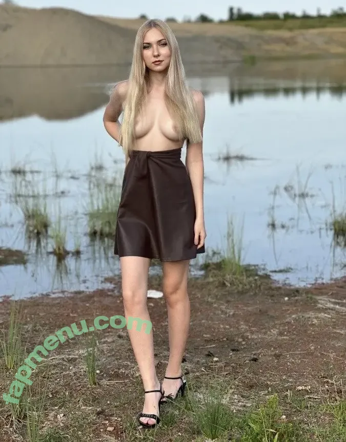 Antonia Schreiter nude photo #0006 (anto_nia._ / antoniaphyllissophie)