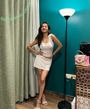 Anushka Sen / anushkasen0408 nude photo #0012