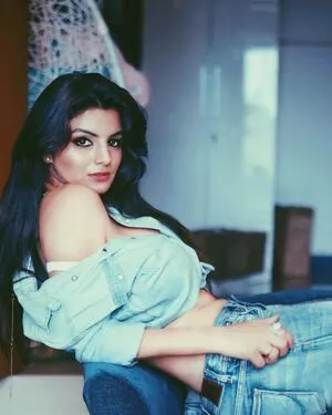 Anveshi Jain / anveshi25 / anveshi_jain / anveshijain nude photo #0010