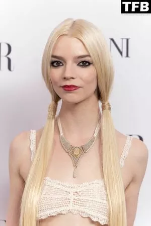 Anya Taylor-Joy / Anya Taylor Joy / anyataylorjoy nude photo #0546