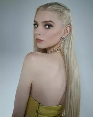 Anya Taylor-Joy / Anya Taylor Joy / anyataylorjoy nude photo #0618