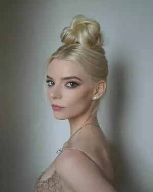 Anya Taylor-Joy / Anya Taylor Joy / anyataylorjoy nude photo #0637