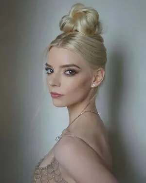 Anya Taylor-Joy / Anya Taylor Joy / anyataylorjoy nude photo #0644