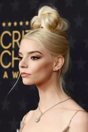 Anya Taylor-Joy / Anya Taylor Joy / anyataylorjoy nude photo #0651