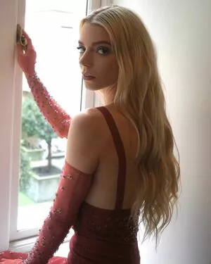 Anya Taylor-Joy / Anya Taylor Joy / anyataylorjoy nude photo #0734