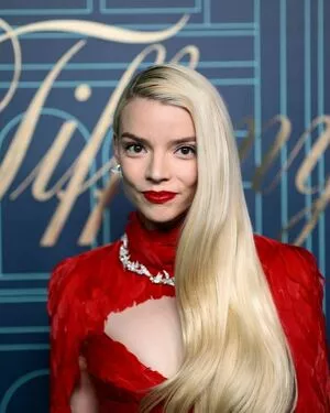 Anya Taylor-Joy / Anya Taylor Joy / anyataylorjoy nude photo #0780