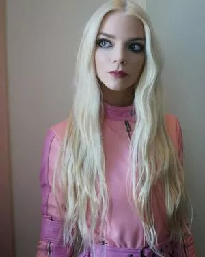 Anya Taylor-Joy / Anya Taylor Joy / anyataylorjoy nude photo #0793