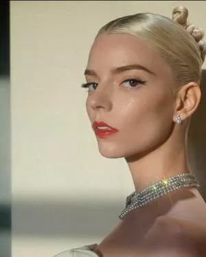 Anya Taylor-Joy / Anya Taylor Joy / anyataylorjoy nude photo #1007