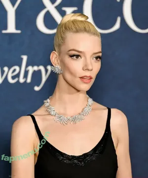 Anya Taylor-Joy / Anya Taylor Joy / anyataylorjoy nude photo #3403